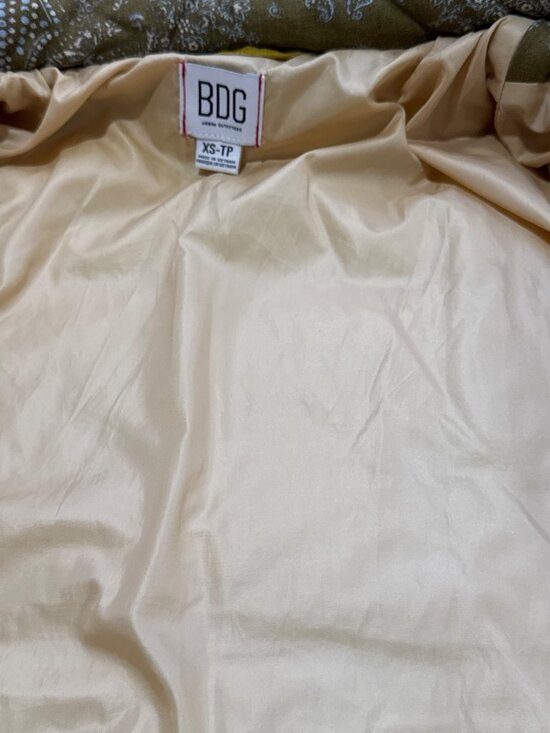 Urban Outfitters BDG Patchwork Puffer Jacket Bandana Print Multicolor Cropped Si - Picture 7 of 8